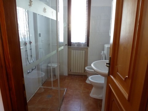 Bathroom with level access shower