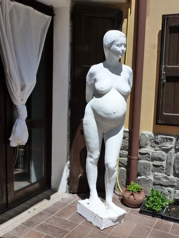 sculpture pregnant woman
