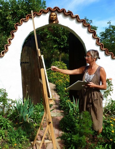 Pheona doing a painting demonstration